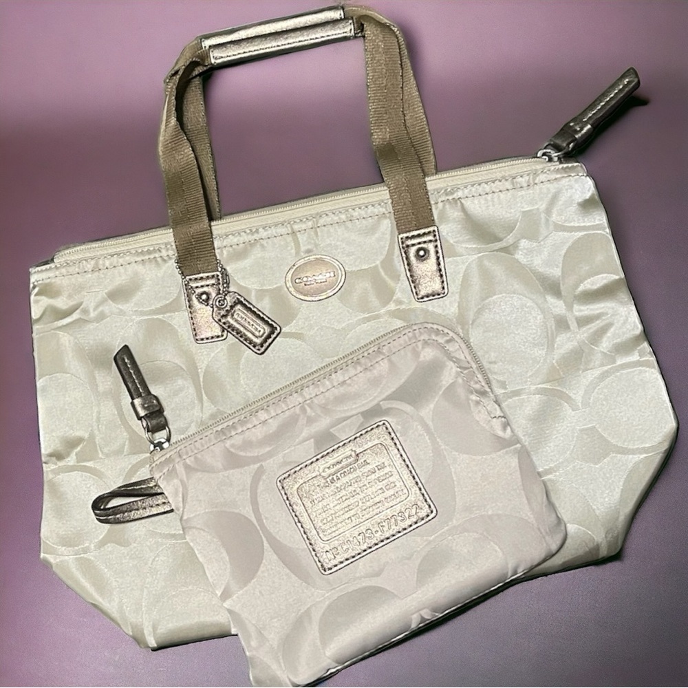 NWOT Coach Getaway Signature Packable Weekender Tote bag with Pouch.  F77322